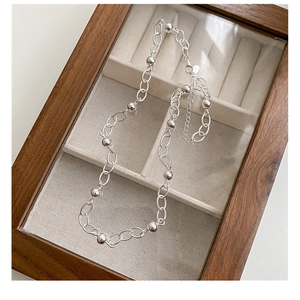 Détail du collier en argent sterling S925 avec perles lisses et fermoir mousqueton réglable