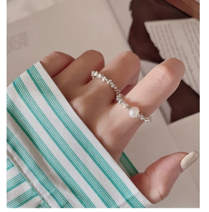 Dettaglio dell'anello di perle in argento S925 con perla bianca sulla mano