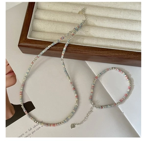 Détail de l'ensemble collier et bracelet en argent S925 avec perles macaron et cœur