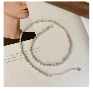 Détail du collier en argent S925 avec perles colorées et extension pendentif cœur