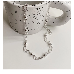 Détail rapproché des perles en argent sterling S925 et de la chaîne à maillons ovales
