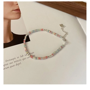 Détail du collier en argent S925 avec perles colorées Morandi et breloque en forme de cœur