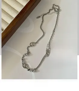 Détail du collier chaîne d'ancre en argent sterling S925 avec étiquette logo
