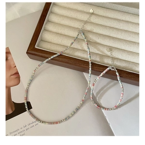 Détail du collier et bracelet en argent S925 avec perles pastel et pendentif en cœur