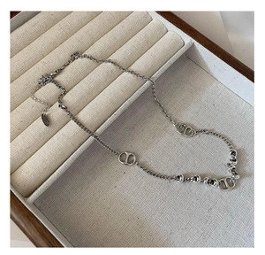 Gros plan détaillé d'un collier rétro en argent S925 avec maillons ovales et perles