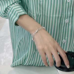 Minimalist 925 sterling silver bead chain bracelet worn by a model in a casual setting