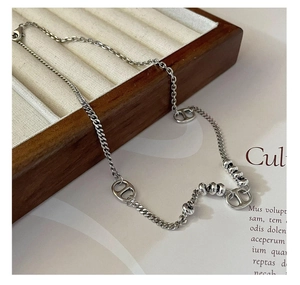 Détail du collier grain de café en argent S925 avec perles polies sur plateau en bois
