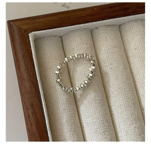 Vista dettagliata dell'anello in argento sterling S925 con perline su velluto