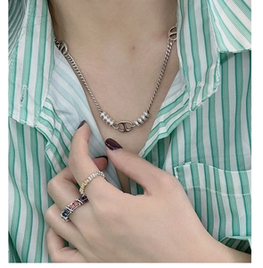 Détails du collier nez de porc en argent S925 et bagues portés par un mannequin