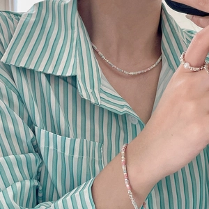 Parure de bijoux en argent S925 avec pierres colorées et perles sur chemise