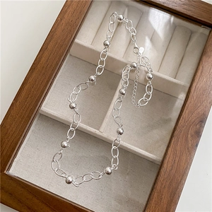 Élégant collier à billes en argent sterling S925 exposé dans un coffret à bijoux en bois