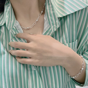Ensemble collier et bracelet en argent sterling S925 à perles sur un mannequin femme