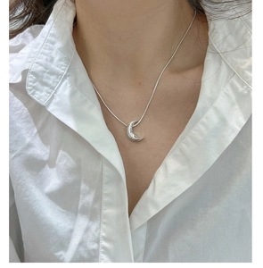 Modell mit minimalistischer S925 Sterlingsilber Mondsichel-Halskette an einer Schlangenkette