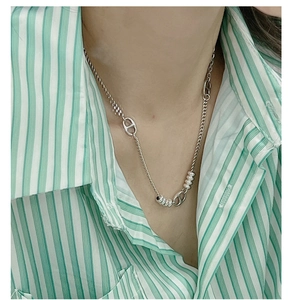 Détail du collier maille grain de café en argent S925 porté par un mannequin