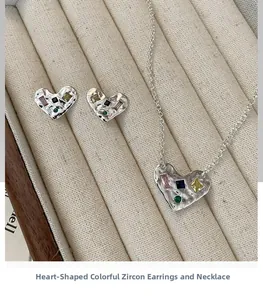 Détail du collier cœur en argent S925 avec texture martelée et zircons colorés