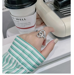 Minimalist S925 sterling silver knotted ring with cross texture on polished surface