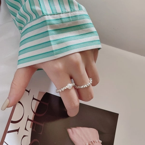 Set di anelli in argento S925 con perla bianca e texture a pepita d'argento irregolare