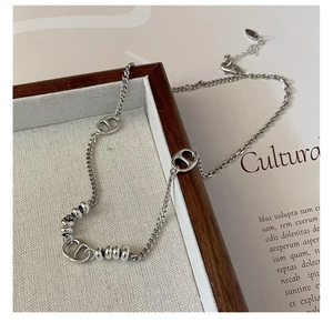 Détail macro du collier en argent massif S925 avec maillons groin et perles polies