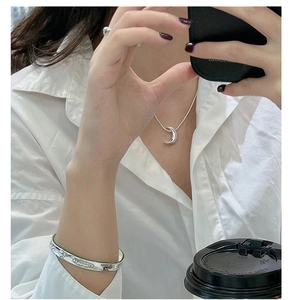 Detail von S925 Sterling Silber Mondkette, Ring und Armreif an einem Modell getragen