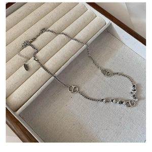 Détail macro du collier en argent sterling S925 avec maillons de nez de cochon