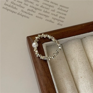 Anello di perle in argento S925 con grani d'argento irregolari e design elastico moderno