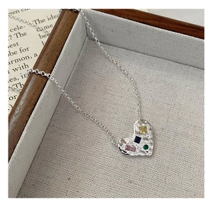 Détail du collier cœur en argent S925 avec texture martelée et cristaux colorés