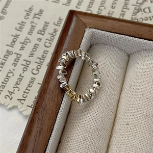Bague géométrique en argent sterling 925 avec texture irrégulière et finition bicolore