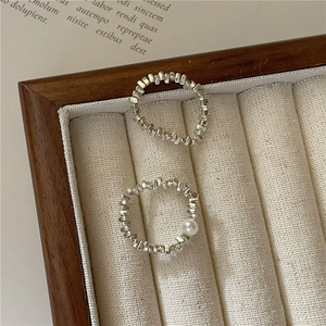 Set di anelli in argento S925 con perline d'argento irregolari e una perla bianca