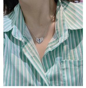 Gros plan du collier coeur en argent S925 avec cristaux colorés sur un mannequin femme