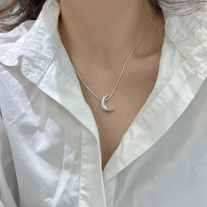 Minimalistische S925 Sterling Silber Mondsichel Halskette an einer glatten Schlangenkette