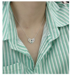 Détail du collier cœur en argent S925 avec pierres colorées et texture martelée unique