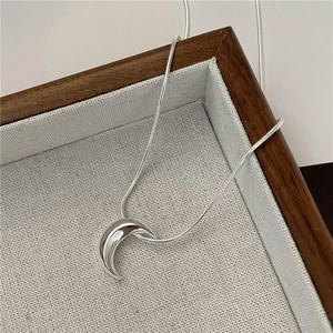 S925 Sterlingsilber Mondsichel Anhänger Halskette mit glatter Schlangenkette für Damen