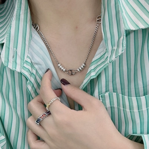 Collier maille grain de café en argent S925 et bague avec pierres colorées sur mannequin