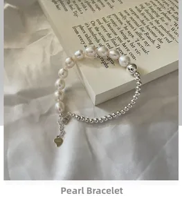 Détail du bracelet en argent S925 avec perles d'eau douce et petit pendentif cœur