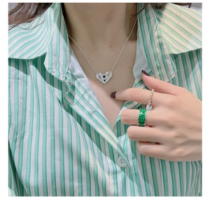 Vue détaillée du collier coeur en argent avec cristaux colorés et bague émaillée verte