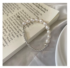 Détail du bracelet en argent S925 avec perles d'eau douce et fermoir mousqueton