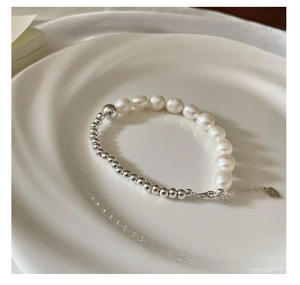 Détail du bracelet en argent S925 avec perles d'eau douce et breloque en forme de cœur