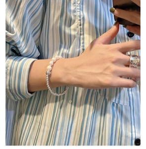 Détail du bracelet en perles d'argent S925 et perles d'eau douce sur le mannequin