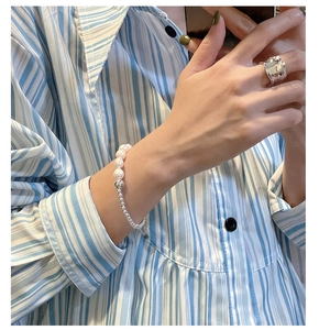 Détail du bracelet en argent S925 avec perles d'eau douce et bague argentée texturée