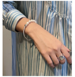 Détail du bracelet en perles d'argent S925 avec perles d'eau douce sur le poignet