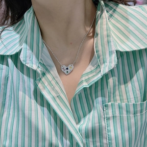 Collier cœur en argent S925 avec quatre pierres précieuses carrées sur une chaîne fine