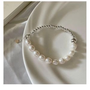 Détail macro des perles en argent S925 et perles d'eau douce avec breloque coeur
