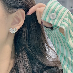 Boucles d'oreilles cœur en argent S925 avec pierres colorées et texture martelée élégante