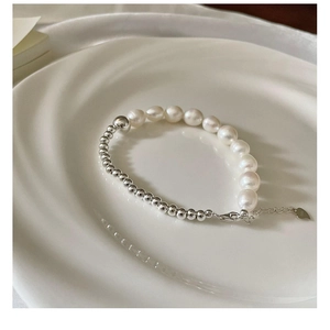 Détail de perles en argent S925 et perles d'eau douce avec breloque pendentif en forme de cœur