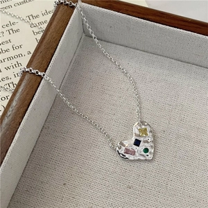 Collier cœur en argent sterling S925 avec cristaux colorés sur pendentif texturé