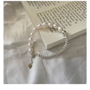 Détail du bracelet en perles d'argent S925 et perles d'eau douce avec breloque cœur