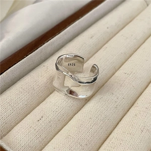 S925 sterling silver wavy band ring featuring a wide minimalist textured open design