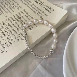 Bracelet fait main en argent S925 avec perles de culture baroques sur un livre
