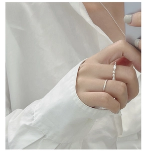 Dettaglio dell'anello in argento S925 e set di anelli con perle sottili per donna