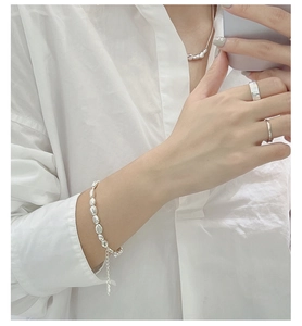 Spiegelselfie mit unregelmäßigem S925 Sterlingsilber Perlenarmband und Ringen am Model